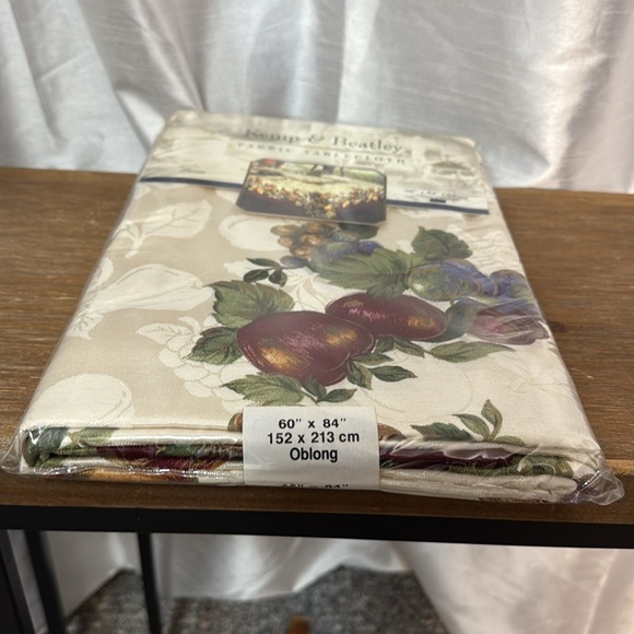 Kemp & Beatley Shiraz 60 x 84 Oblong Fabric Tablecloth - Picture 4 of 8